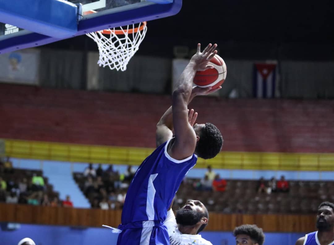 PeriodistaRaul's tweet photo. Con excelente defensa la selección de #baloncesto de #Cuba gana a su similar de #Bahamas 76-62 en partido de la ventana del Clasificatorio a la Fiba AmeriCup 2025.
@jit_digital @InderCuba https://t.co/0uPSYIZbL4