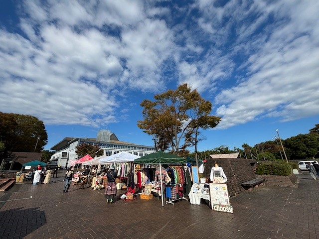 scch_jp's tweet photo. 【オーガニックカフェ・マルシェ にぎわい市場】
本日、静岡市民文化会館前広場で開催中です！気持ちの良いお天気となりました。秋らしいお野菜やくだもの、地元でとれたはちみつなど、素敵なお店がたくさん出店しています。皆さん是非お立ちよりください！

#マルシェ#オーガニック#ストリートピアノ https://t.co/O2XamPP5iL