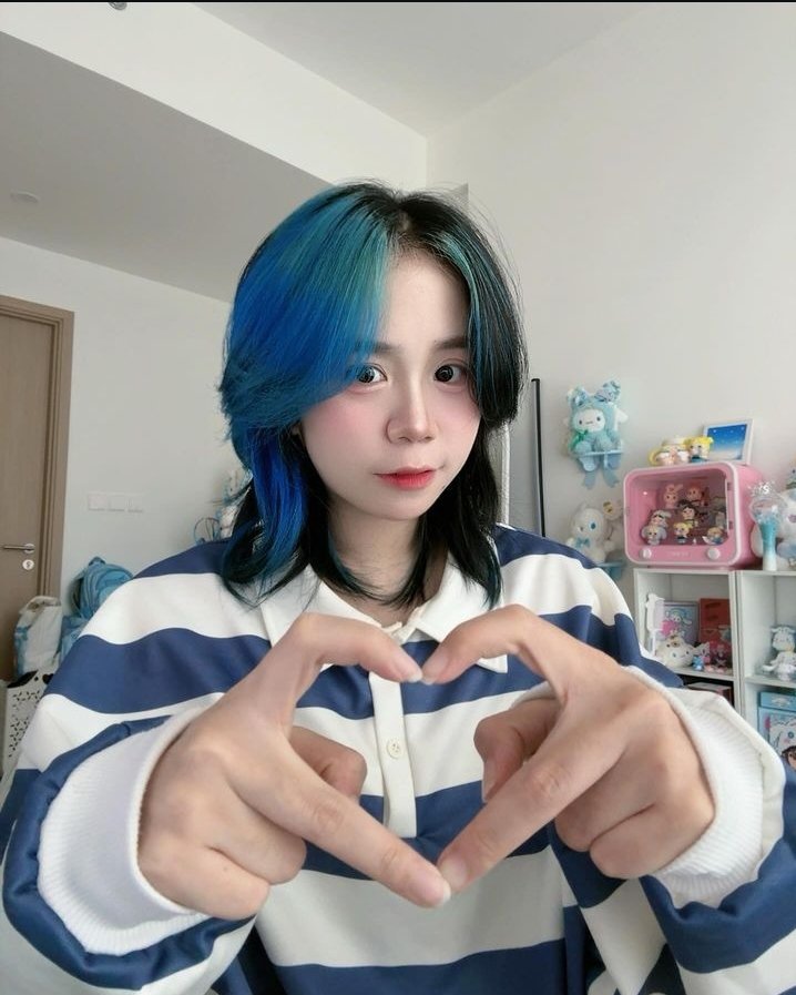 Meosimmyt's tweet photo. Cj Sim tặng mấy bé hình trái tim nè💙 https://t.co/WsGHoWmsqf