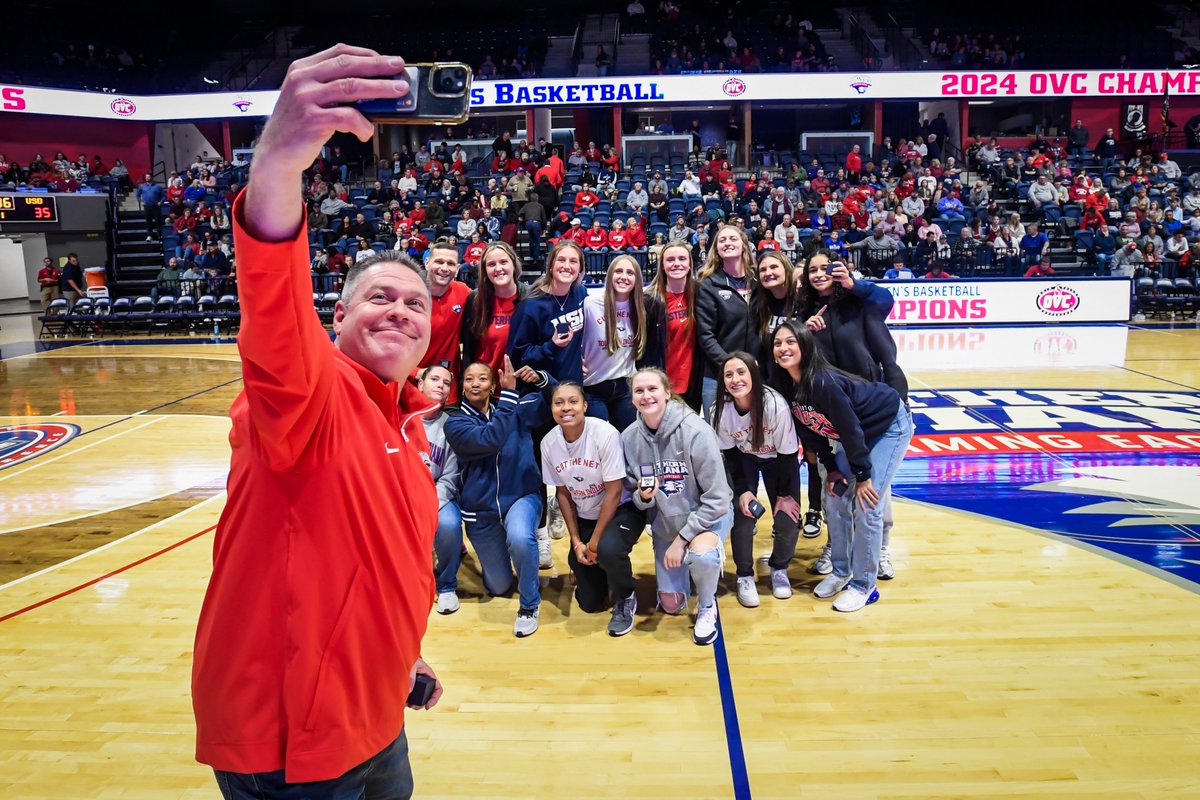 𝙉𝙚𝙬💍, 𝙅𝙪𝙨𝙩 𝙂𝙚𝙩𝙩𝙞𝙣𝙜 𝙎𝙩𝙖𝙧𝙩𝙚𝙙

<a href="/usiwbb/">USI Women’s Basketball</a> was presented its 2023-24 <a href="/OVCSports/">Ohio Valley Conference</a> championship rings at halftime of Friday's <a href="/USI_Basketball/">USI Basketball</a> game. The Screaming Eagles are looking to add more to its collection going forward in the OVC.

Stay tuned in the coming days
