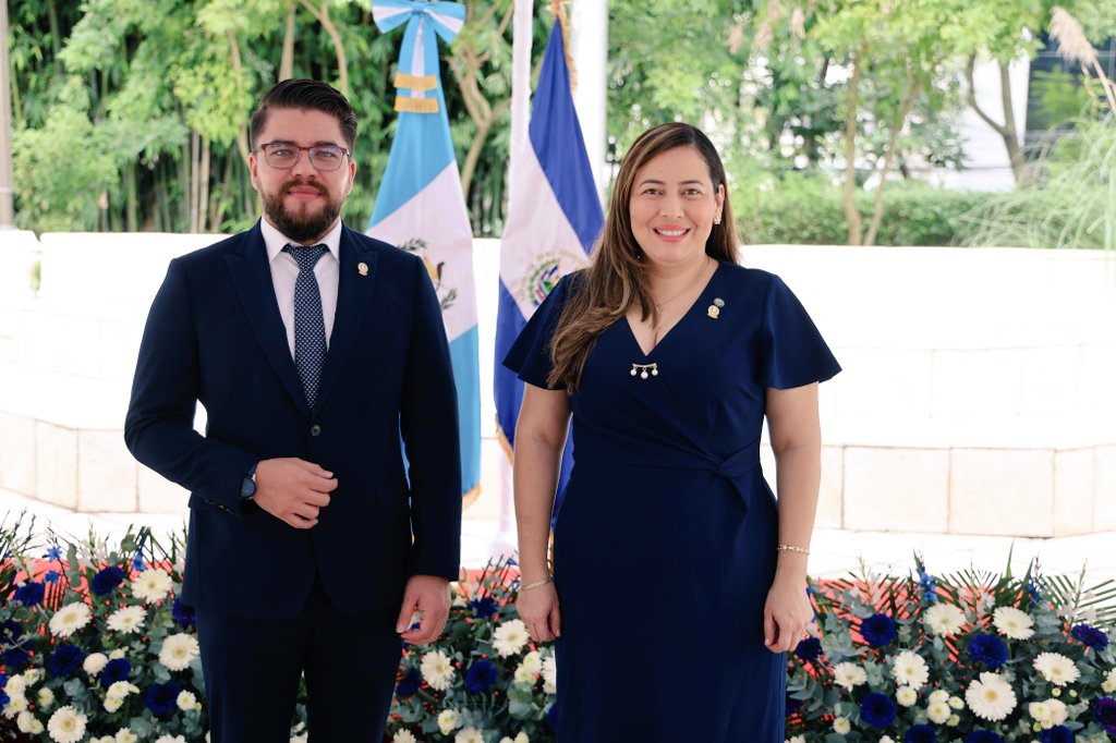 CeciliaGRM's tweet photo. En Representacion de la Junta Directiva del @PARLACEN asistí junto al HD @DanielMarquezNI, al Ministerio de Relaciones Exteriores de Guatemala para participar en la Conmemoración del 177 aniversario de las Relaciones Diplomáticas entre #ElSalvador y #Guatemala. 🇸🇻🇬🇹

Fue un acto memorable el cual contó con bailes típicos, comida y café Salvadoreño, asi como una exposición del Artista Salvadoreño Fernándo Llort.
