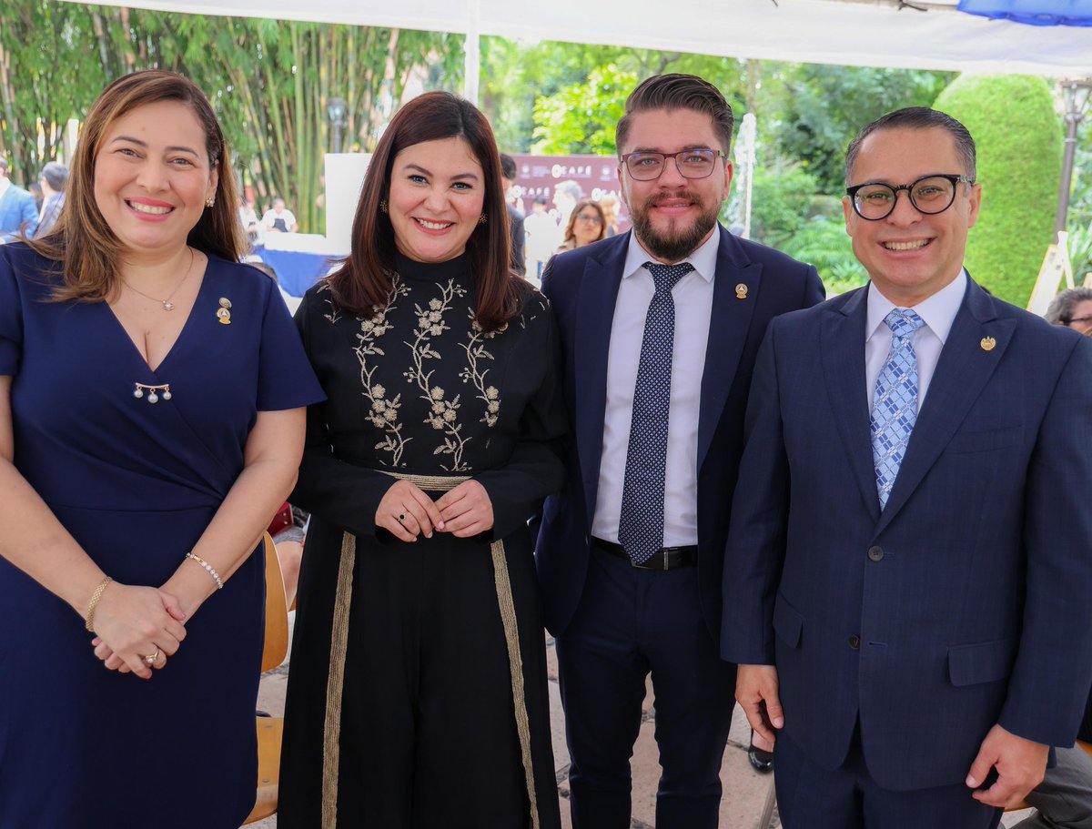 CeciliaGRM's tweet photo. En Representacion de la Junta Directiva del @PARLACEN asistí junto al HD @DanielMarquezNI, al Ministerio de Relaciones Exteriores de Guatemala para participar en la Conmemoración del 177 aniversario de las Relaciones Diplomáticas entre #ElSalvador y #Guatemala. 🇸🇻🇬🇹

Fue un acto memorable el cual contó con bailes típicos, comida y café Salvadoreño, asi como una exposición del Artista Salvadoreño Fernándo Llort.