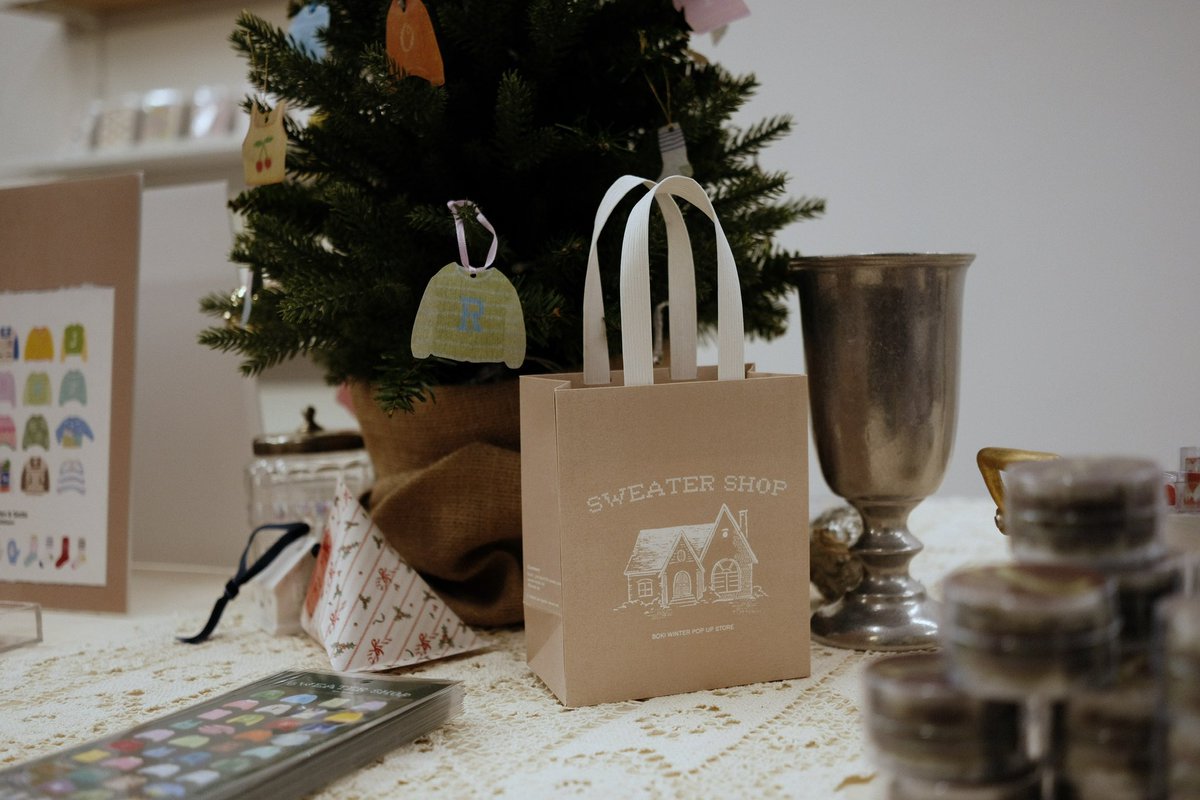 onemorebag's tweet photo. BOKI와 함께 겨울을 준비하세요❄️ 빈티지하고 내추럴한 그림과 문구를 만드는 BOKI 팝업스토어 「SWEATER SHOP」이 진행 중입니다! 새롭게 준비한 빈티지 스웨터 씰스티커와 포장지 등을 판매하는 귀엽고 작은 겨울 가게🧤☃️ https://t.co/7314HgVmuU