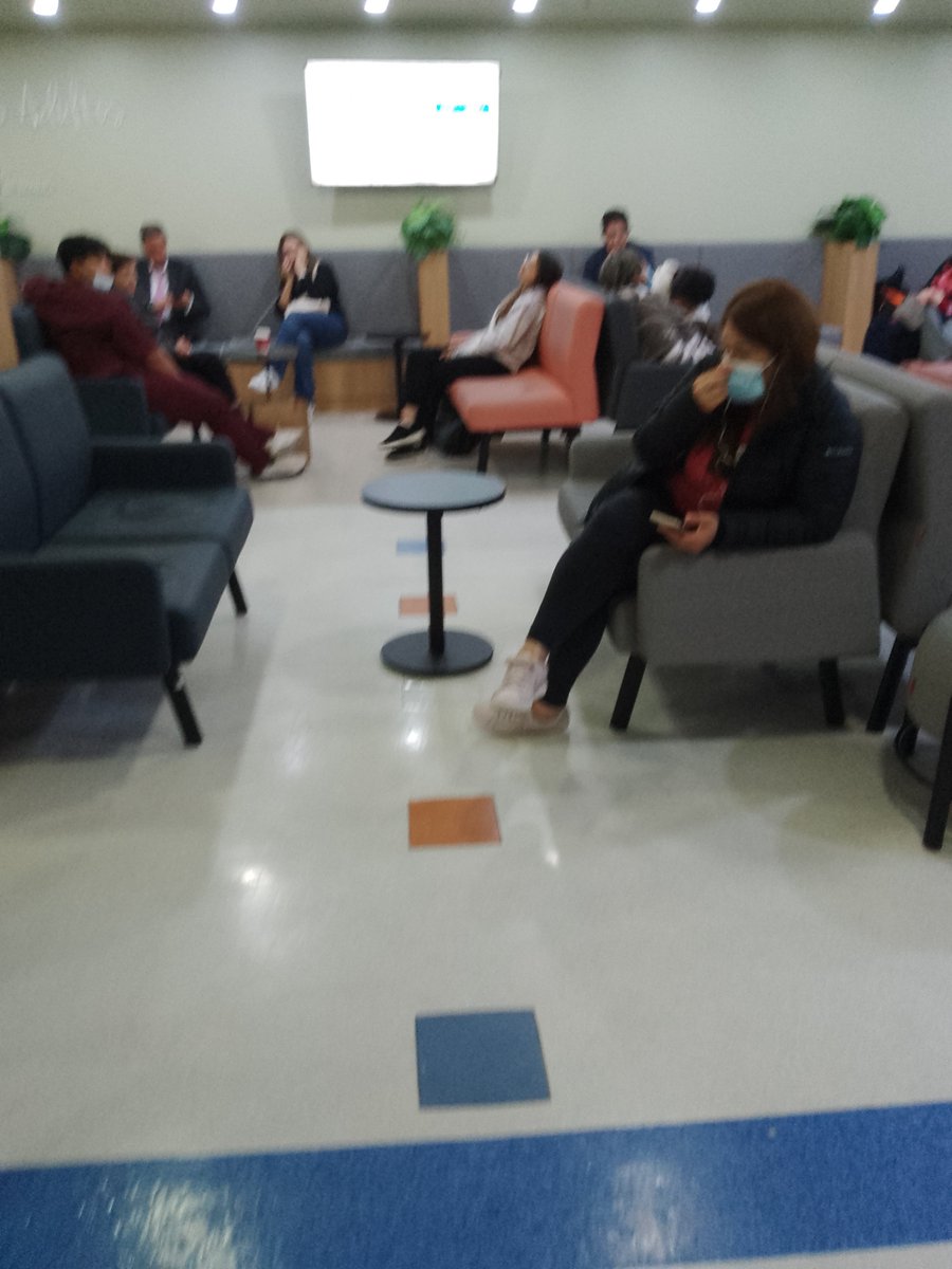 PaitoMeGa's tweet photo. Una total porqueria la atención en urgencias de la #fundacionclinicasantafe mi hermana desmayada de dolor y no la quisieron atender, la enfermera del triage 1 de nombre Zully que ser tan detestable e inhumano @Supersalud @MinSaludCol https://t.co/J1re7UEaK0