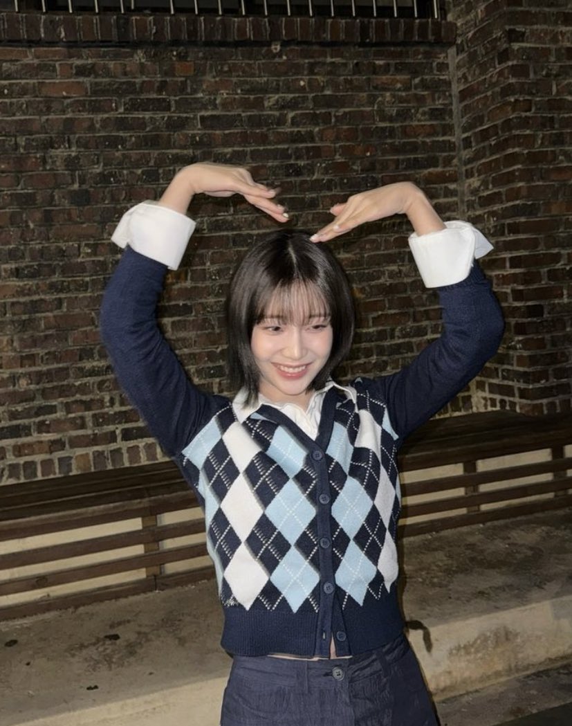 through this photo, 𝘮𝘺 𝘮𝘰𝘴𝘵 𝘣𝘦𝘢𝘶𝘵𝘪𝘧𝘶𝘭 𝘴𝘮𝘪𝘭𝘦 has been created under the dark night!ִ ࣪𖤐 with the perfect moonlight, and the breeze that hits the skin. 사랑해요, swith! hopefully this photo can cure your longing a little. 🧸ᯓ★