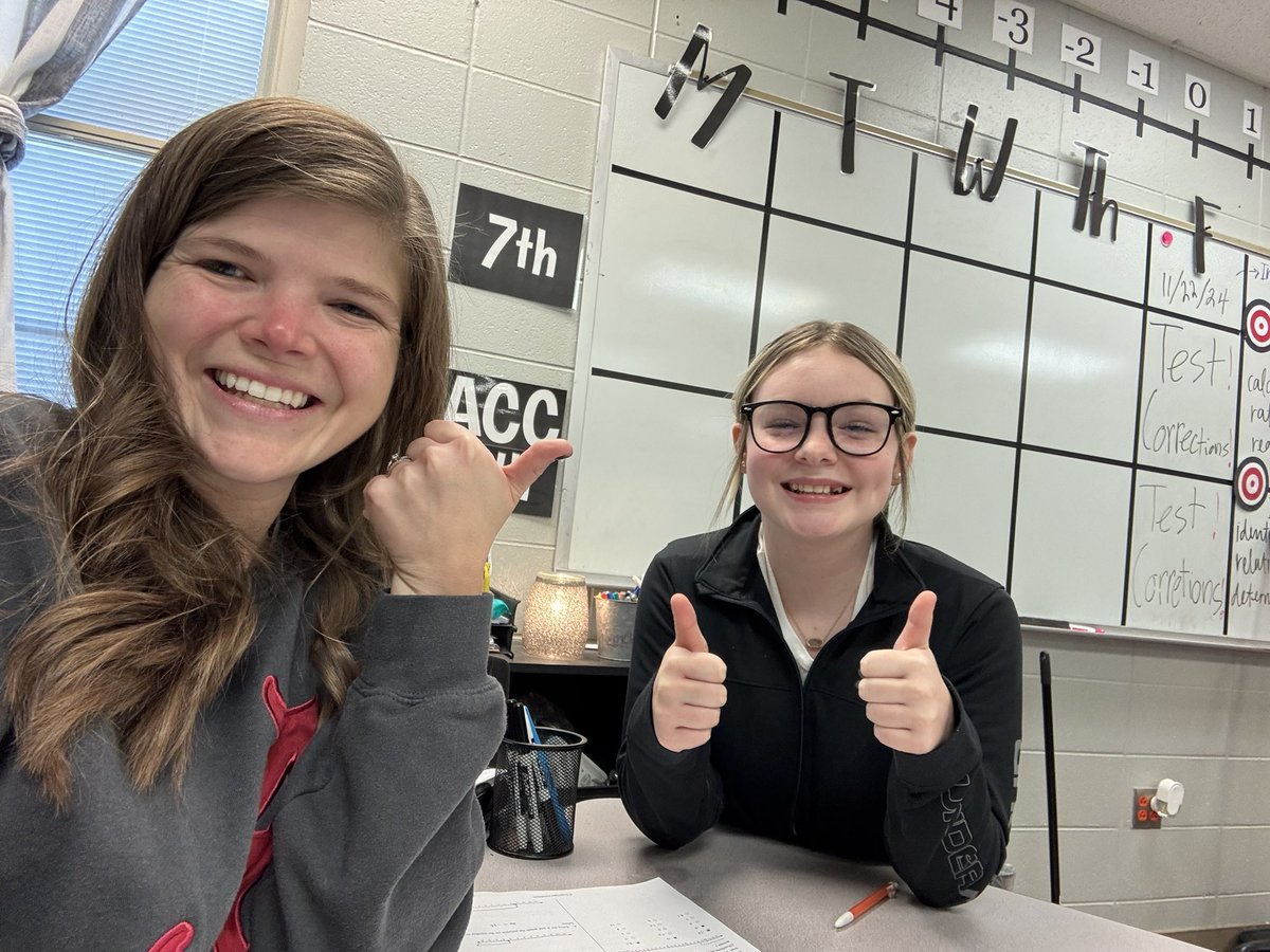 Friday before Thanksgiving Break calls for an assistant!🖤