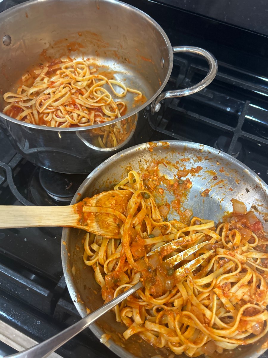 HalfFeeLee's tweet image. Boring sauce for the kids. Fancy sauce for the parents. 
#spaghettinight
#TechnicallyLinguini