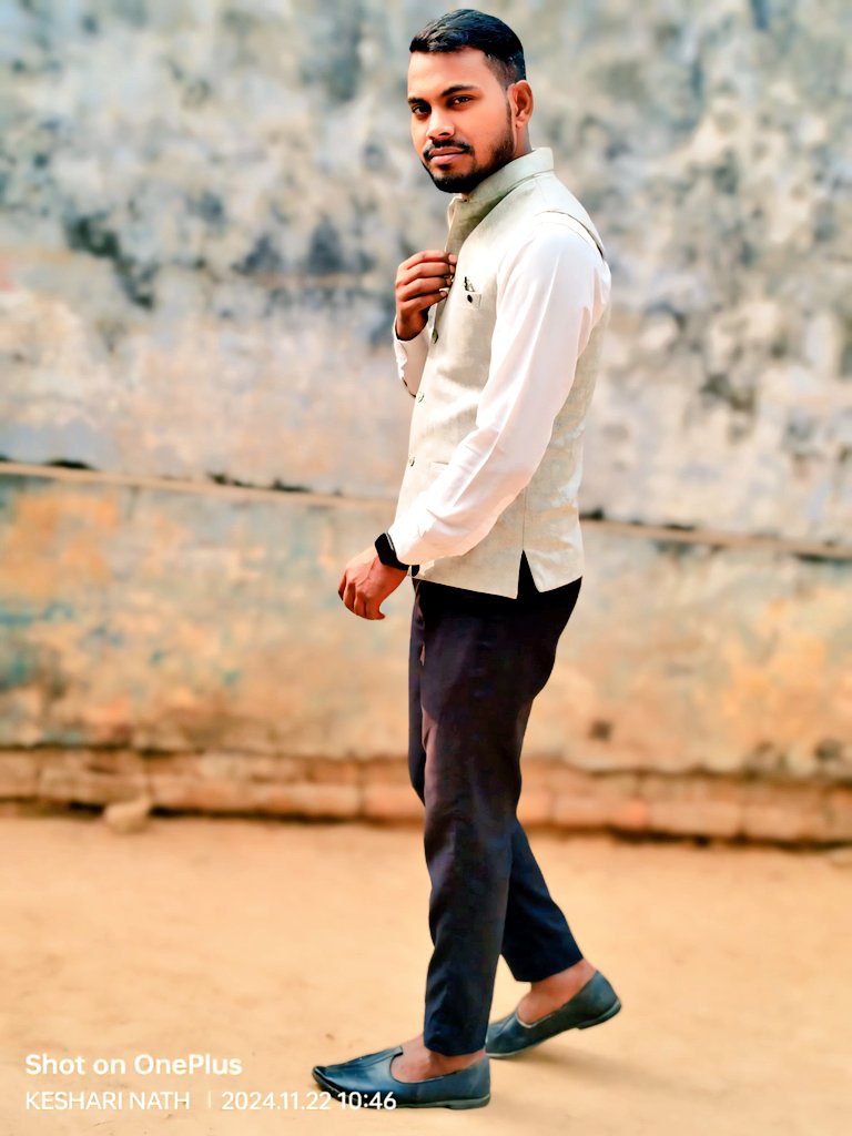 pnroy28's tweet photo. शिकारी तो हम आपसे भी बहुत बड़े हैं, लेकिन हमने कभी कुत्तों का शिकार नहीं किया🤘😎😎 https://t.co/fhKTsAvPB5