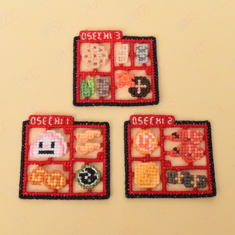 おせちプラモを作りました。入れられなかったのも沢山ありますが、一の重から三の重まで。黒豆となますは器に入れました。 #クロスステッチ #ビニールキャンバス