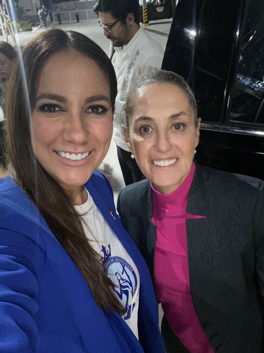 LibiaDennise's tweet photo. No cabe duda que las mujeres sabemos hacer política de altura, hoy damos muestra del trabajo en equipo con la Presidenta @Claudiashein 🤜🏻🤛🏻 ¡Bienvenida a Guanajuato! Tierra de libertades y hogar de gente buena y chambeadora que nos quiere unidas para darles un mejor futuro.

@GobiernoMX