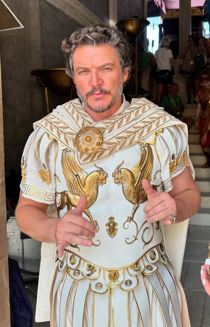 pascalcoded's tweet photo. his hands… his arms…. HIS HAIR… his eyes… HIS EYES!!! his gaze… his beard… the scar on his nose… HIM… just him……… https://t.co/M3QMA1AiGa