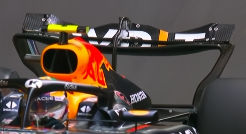 parece q redbull le dio una tijera a los mecanicos JAJA