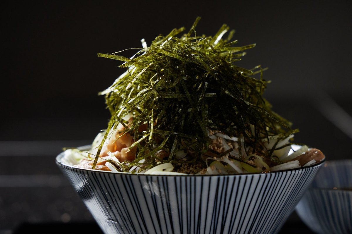 ✨ 汐留の隠れ家「そば さやか」へようこそ！✨

東京・汐留のビジネス街に佇む立ち食いそば専門店「そば さやか」は、忙しい毎日を送る皆さまに、一杯の特別なそばで癒しのひとときをお届けします。

🍜 おすすめメニュー
✅ 冷し肉そば（特製ラー油がアクセント！）: 1,100円
✅