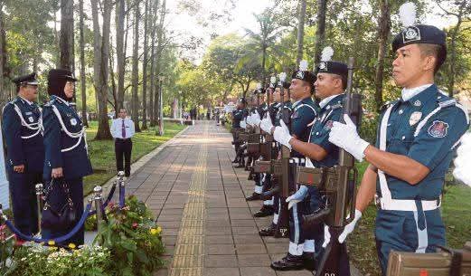 EVostox's tweet photo. @Southwood_ In Malaysia, SPAS-15 were used by armed unit of Kuala Lumpur City Hall and Auxiliary Police of National Saving Bank (Bank Simpanan Nasional). https://t.co/rPdxVUzLuS