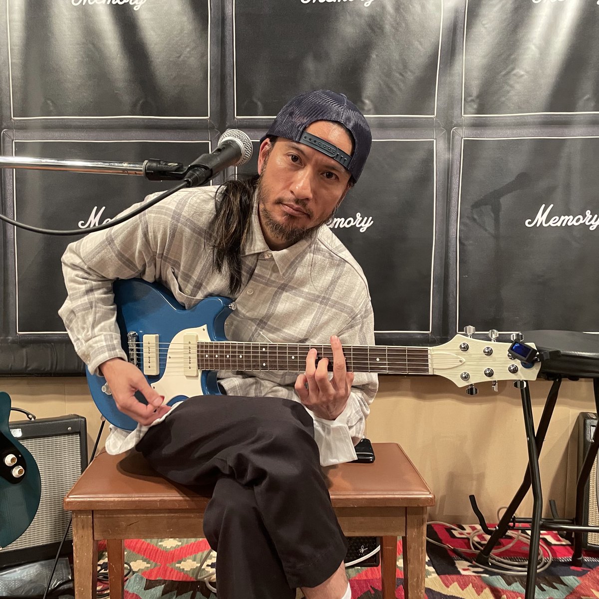 ギタリスト 昨日はKz Guitar Worksのギターも展示される 「15th Anniversary POP