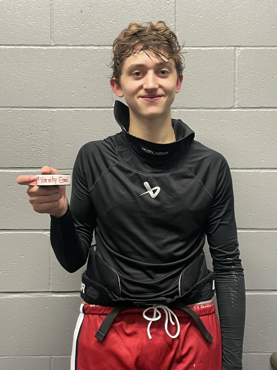 🚨🚨First Vars Goal🚨🚨

#43 Layton Betzold gets his first varsity goal against East Grand Forks tonight!