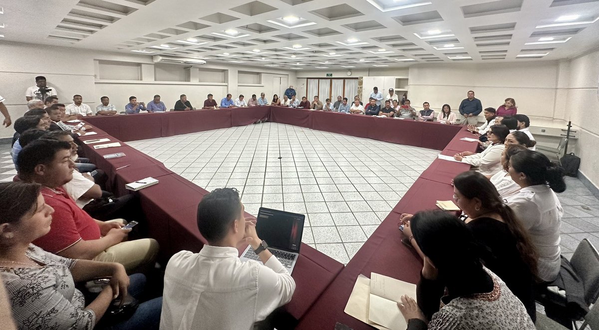 luzmiazul's tweet photo. Hoy en Oaxaca, junto a alcaldes y alcaldesas, reafirmamos el compromiso con la transformación de sus comunidades mediante una agenda estratégica que prioriza su desarrollo incluyente, sostenible y con resultados medibles. ¡#ElCaminoDeMéxico está en marcha! https://t.co/MWA9dXH6Dl