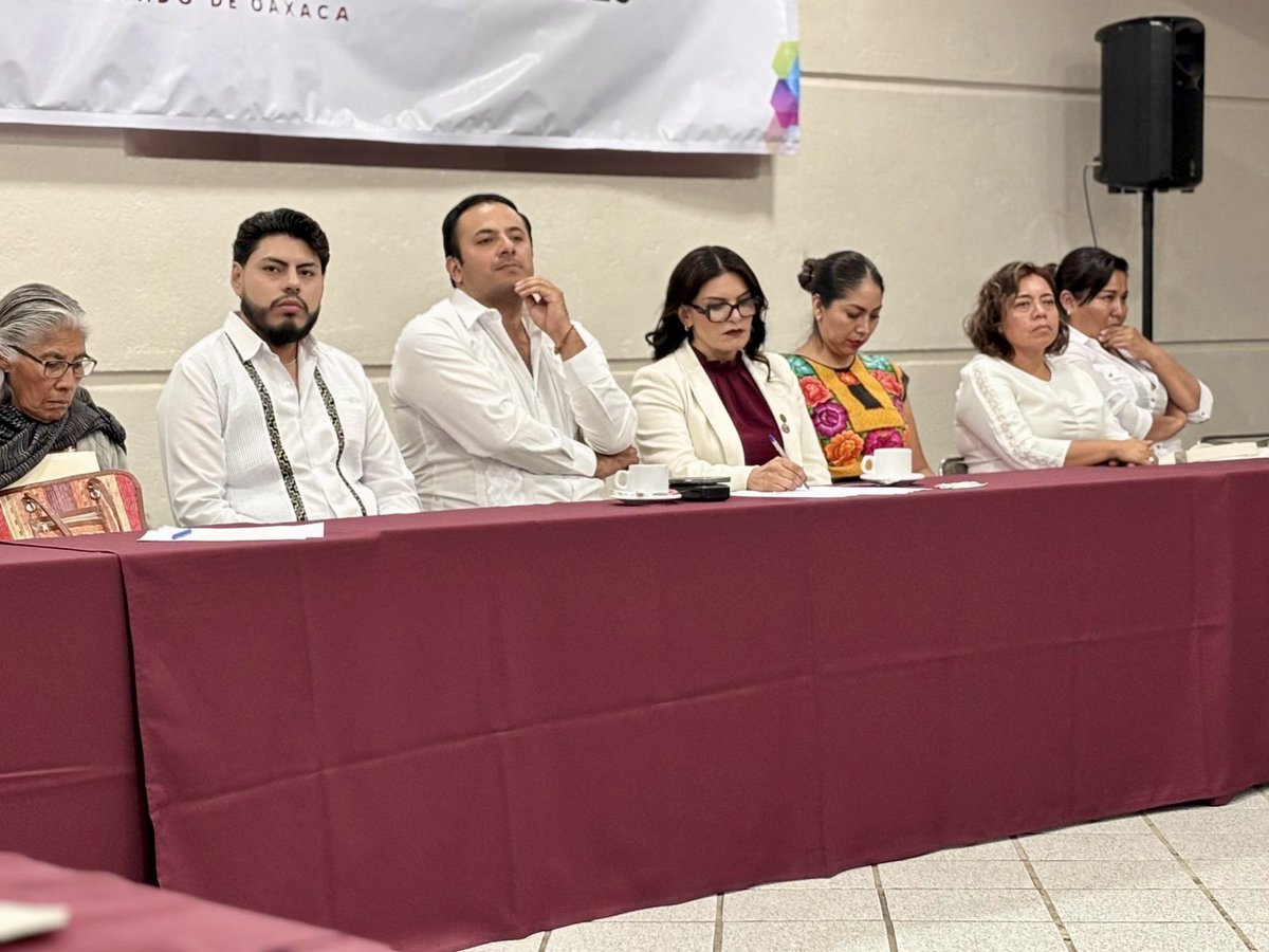 luzmiazul's tweet photo. Hoy en Oaxaca, junto a alcaldes y alcaldesas, reafirmamos el compromiso con la transformación de sus comunidades mediante una agenda estratégica que prioriza su desarrollo incluyente, sostenible y con resultados medibles. ¡#ElCaminoDeMéxico está en marcha! https://t.co/MWA9dXH6Dl