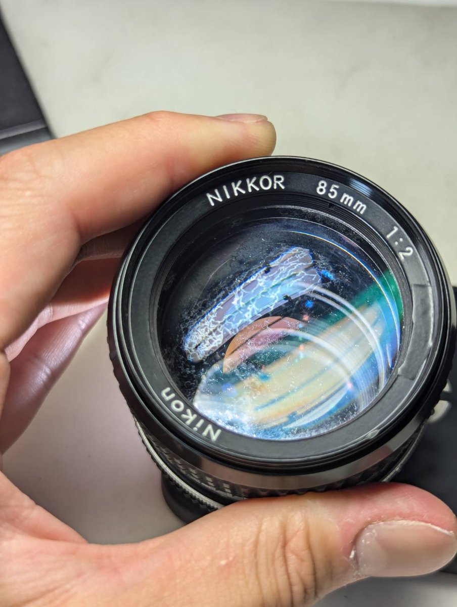 CameraBunkai's tweet photo. Nikon Ai 85mm F2
清掃前のカビの状態はこんな感じ

結構ご立派なカビちゃんでした。
さて、これがどのくらい綺麗になったか
乞うご期待📸 https://t.co/aJZfwfkneL
