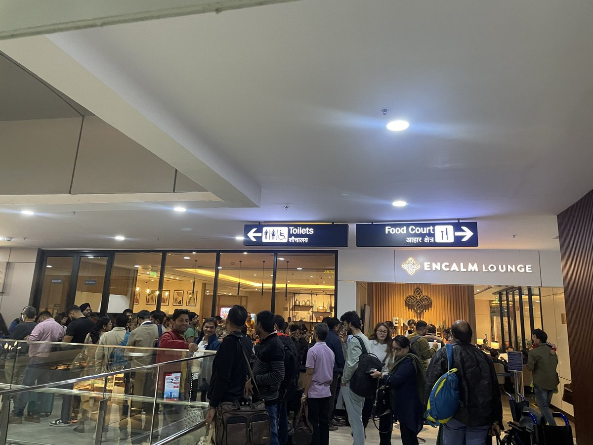 aranupammittal's tweet photo. Chaos in front of Encalm lounge at Terminal 2 of Delhi airport https://t.co/wgCHTbK0Fu