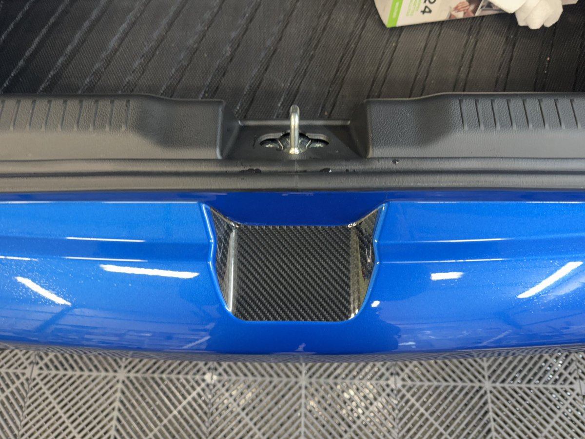 rpmizz's tweet photo. 当社デモカースイフト君のプロテクションフィルム(透明)が浮いてきてしまったので、カーボンプロテクションフィルムにて修正‼️
いいんじゃないでしょうか？
商品化？？
https://t.co/NJOusWplcT
#スイフトスポーツ #swift sport #スイフト #swift #カーボンラッピング #カーボンプロテクションフィルム https://t.co/VmYZ70R6Ji