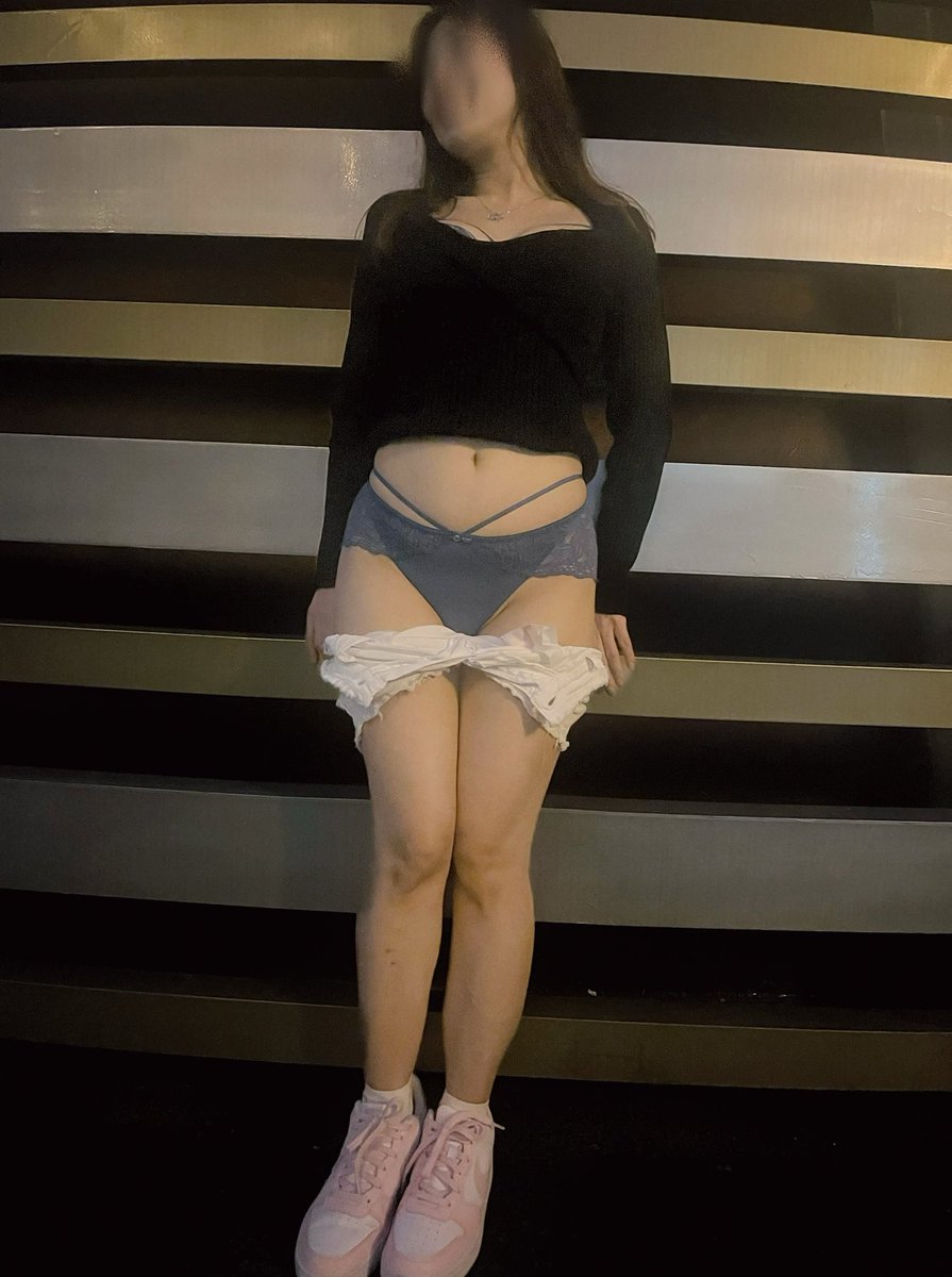 cola52000's tweet photo. 這幾天幫婆拍了好多美美的照片
當然要放上來跟推友分享
今天走網美路線，順便小露一下性感
時而甜美時而風騷，可甜可鹹可😈😈
喜歡的話請幫我留言、按讚、分享
隨機抽選一位幸運兒給性感無碼照😘 https://t.co/MCIq74pvnL