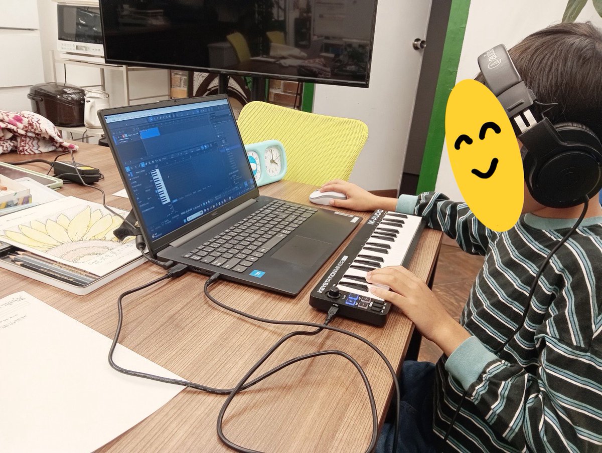 NESTINGDAIKOKU's tweet photo. ネスバイトで音楽づくりをしているよ😆依頼に沿って制作する姿がかっこいいですね✨
#放課後等デイサービス #福祉 #療育 #就労準備 #発達特性 #発達障害 #不登校の親 #DTM #音楽制作 #クリエイター #広島 #福山 #大黒町 https://t.co/Vs31wjzKwW
