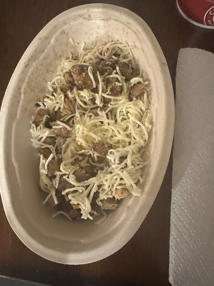 Pretti_Gyrlz's tweet photo. @ChipotleTweets I went and order today and this is not what I ordered. You have to do better. Plus the chips were stale. I would love my money back because this isn’t what I ordered. Do you see any chicken in this bowl? Absolutely NOT! https://t.co/eCQjx5MhxF