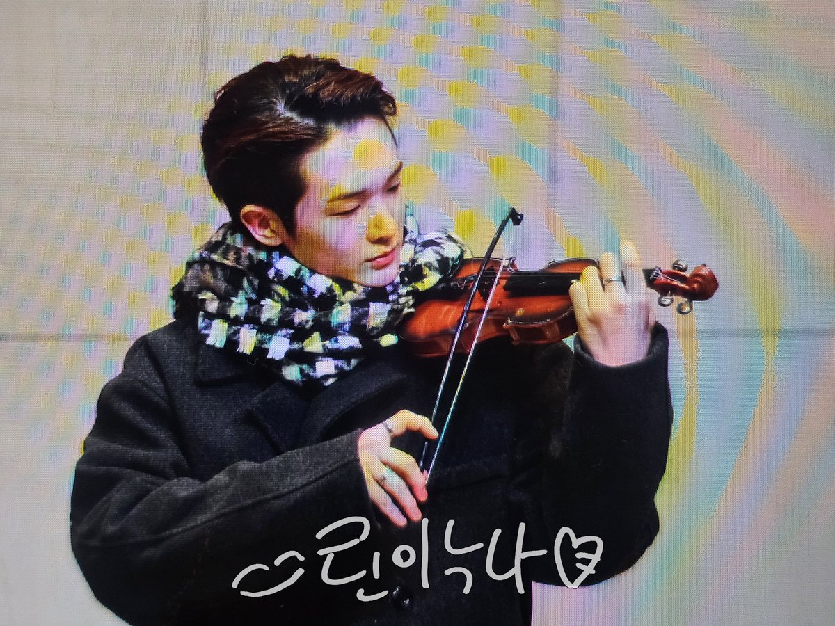 hikinglinden's tweet photo. 241122 사운드웨이브 대면 pre 

아니 길거리의 악사 느낌 미쳤다고 진심🤦‍♀️🎻

#싸이커스 #xikers #수민 #SUMIN https://t.co/sGCDEtAIOS
