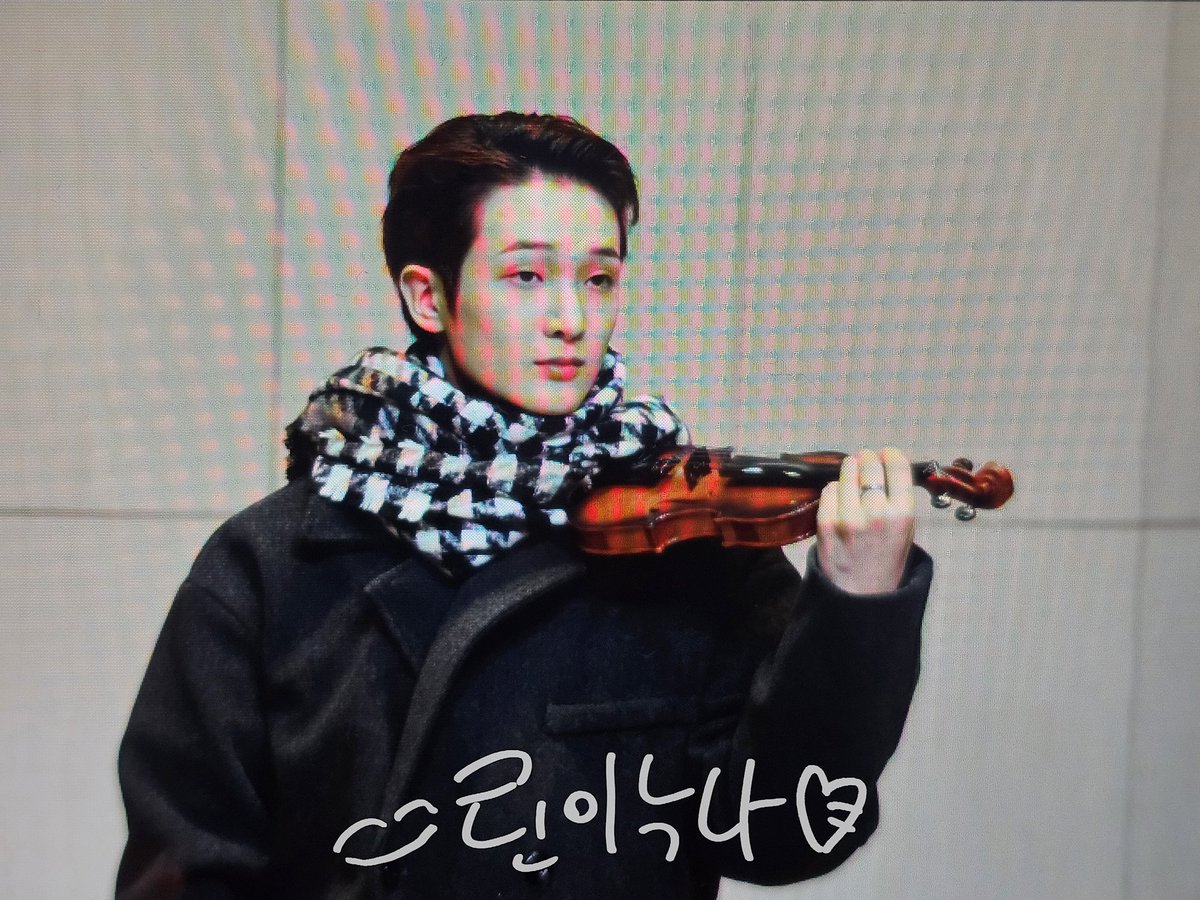 hikinglinden's tweet photo. 241122 사운드웨이브 대면 pre 

아니 길거리의 악사 느낌 미쳤다고 진심🤦‍♀️🎻

#싸이커스 #xikers #수민 #SUMIN https://t.co/sGCDEtAIOS