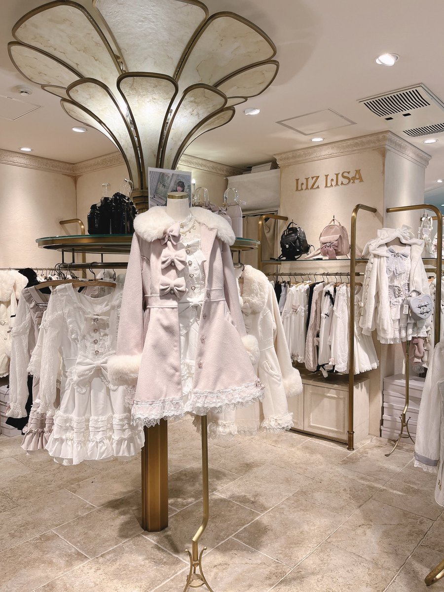 週末の店内をチェック🍂 ＼ 暖かい日中もマフラーが手放せない 秋冬