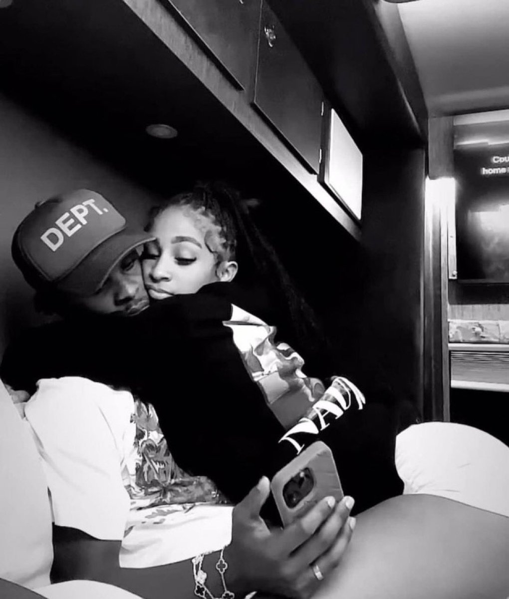 ZiplockDomo's tweet image. When all she wanna do is love on you &amp;gt;