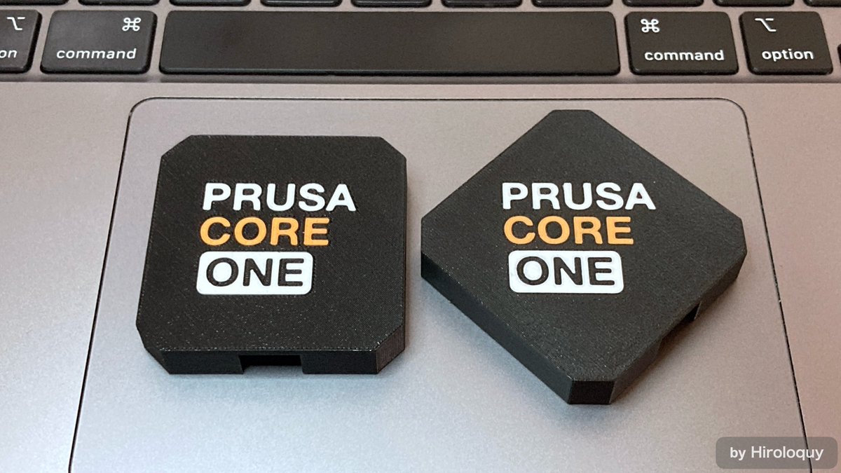 hiroloquy's tweet image. Prusa CORE Oneのリリースを受け、CORE Oneのロゴ入りカバーを作りました。

0.25mm径ノズル (#kaika 625)、#PolyTerra PLAを3色使用。MK3/S/+、MK3.5/S、MINI/+に対応。
過去のカバー同様、オレンジの裏に白が入るような構成です。
printables.com/model/1080398-…