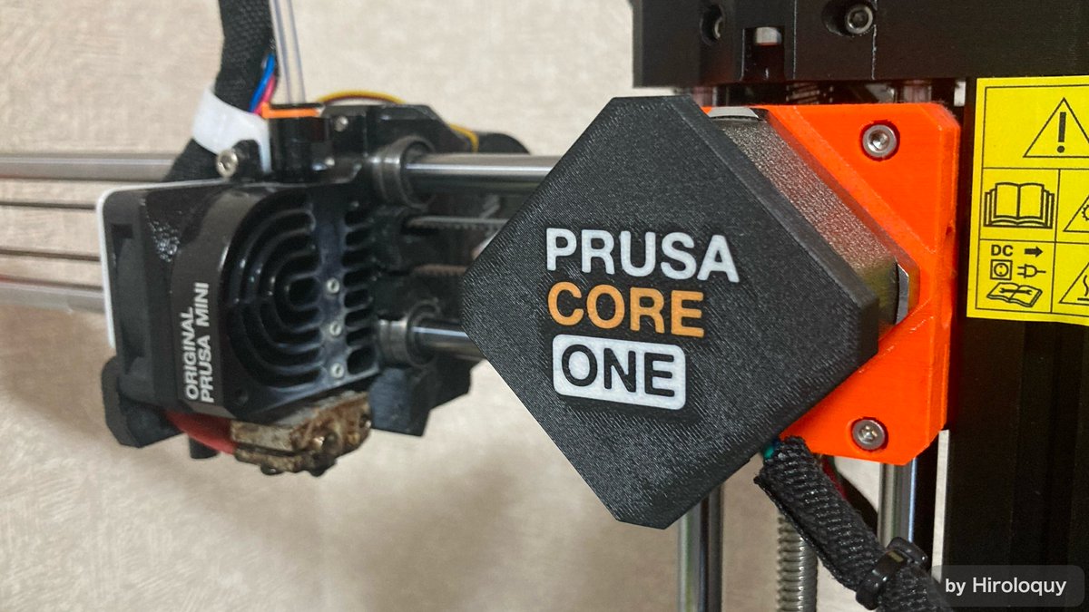 hiroloquy's tweet image. Prusa CORE Oneのリリースを受け、CORE Oneのロゴ入りカバーを作りました。

0.25mm径ノズル (#kaika 625)、#PolyTerra PLAを3色使用。MK3/S/+、MK3.5/S、MINI/+に対応。
過去のカバー同様、オレンジの裏に白が入るような構成です。
printables.com/model/1080398-…