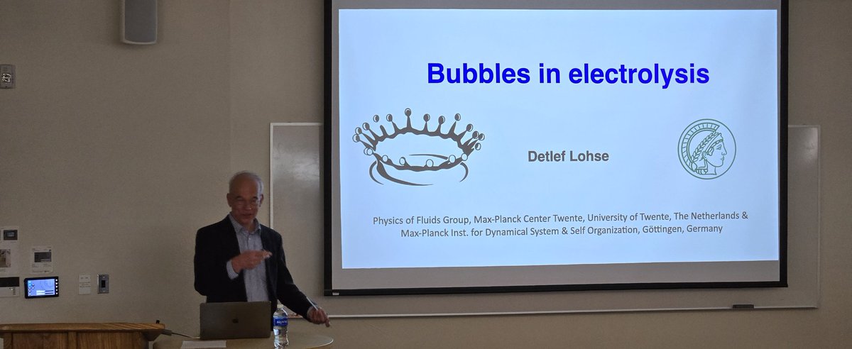 lab_luo's tweet photo. Thanks @detlef_lohse from @poftwente @UTwente for visiting us @UtahChemistry ! Great discussion of bubbles physics/chemistry at the BubbleFest III with the White and Molinero groups!! https://t.co/2W4f5hRSlL