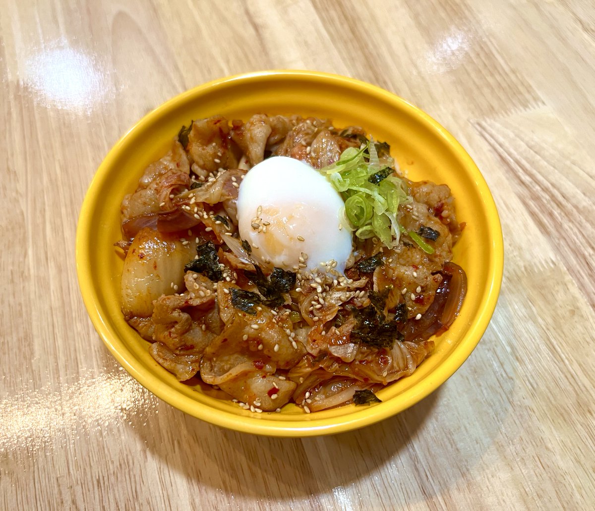 3284kegani's tweet photo. みなさんお昼時にこんにちは！

ManekingでやっとGrabが使えるようになりました！！
お店がオープンしてから約4ヶ月、度重なるGrabとの音信不通を乗り越えてようやく使えるようになり感無量です。

Food Panda持ってないから頼めない！という声にもようやくお応えできるようになりました。

個人的にハマっているのが、豚キムチ丼で毎日でも食べたい味です。

全体的にマジで格安で美味しいので、グラブユーザーの皆さんもぜひ頼んでみてください！

大学前の立地なので、土日はオーダー頂ければかなりスピード早く提供できます、よろしくお願いします！