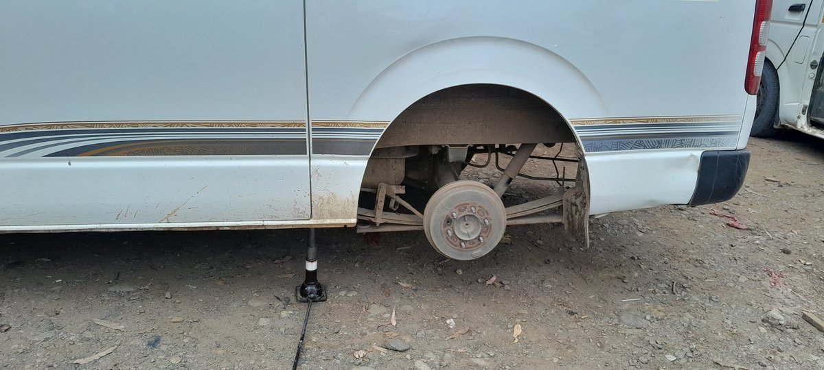 tongamp_g's tweet image. #Nutsandbolts. Got stranded on a Saturday.