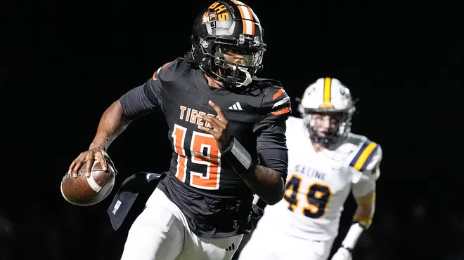 NormMuse's tweet photo. Every year high school football has so many superstars vying to be #1 in their class, this is how every top recruit since 2004 turned out, a thread https://t.co/s2kTyn8Jfh