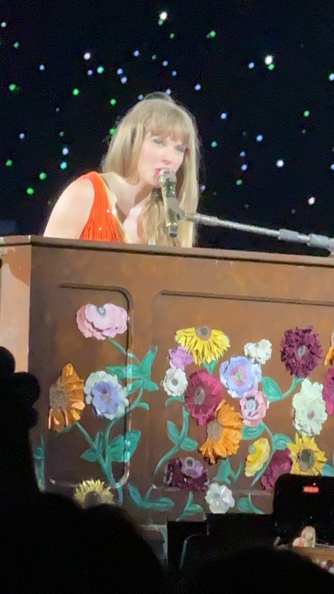 happinessforts's tweet photo. @taylornation13 ASK ME HOW IM DOING #TorontoTSTheErasTour https://t.co/n8gMVOGU0d
