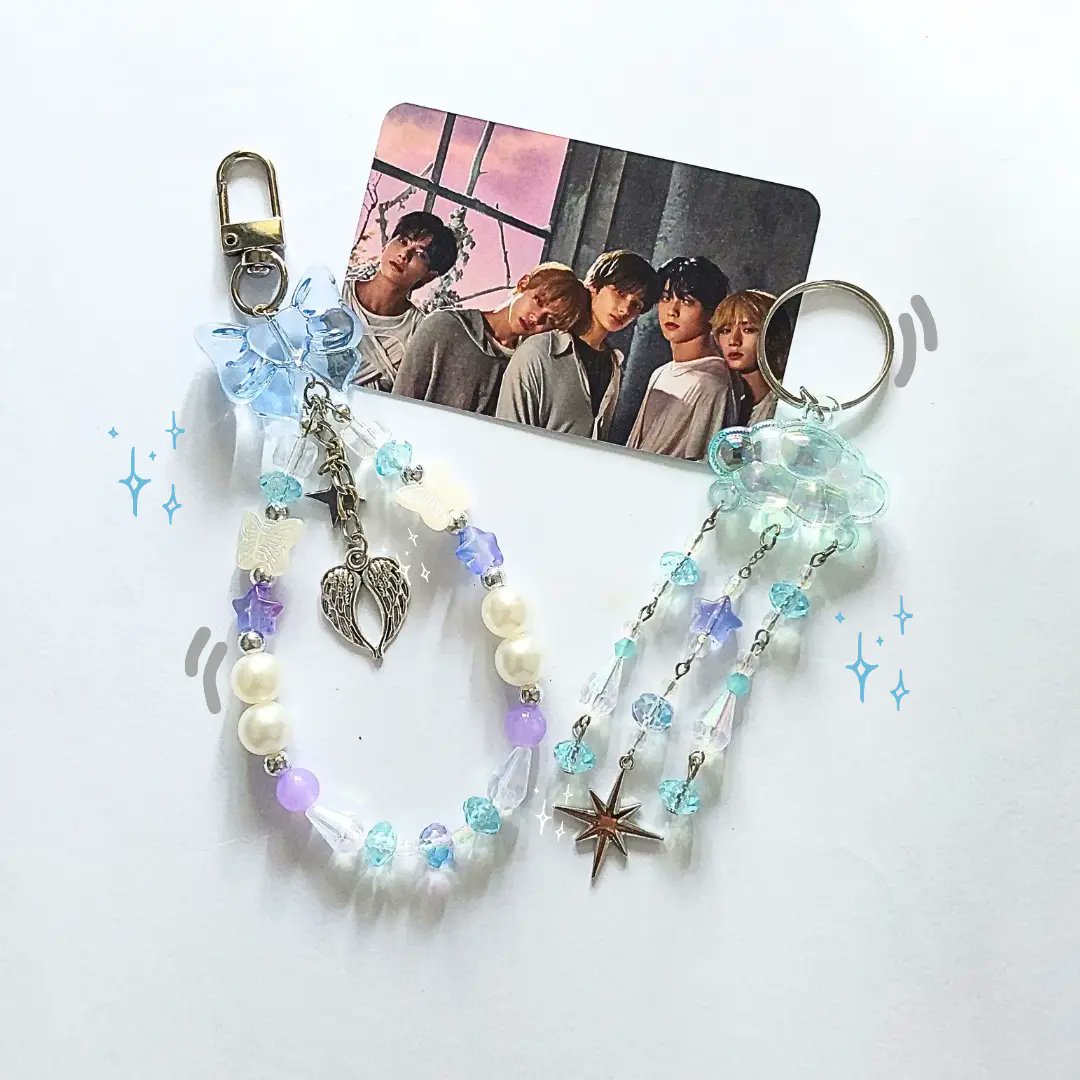 poppinstars_std's tweet photo. [like &amp; repost really appreciated🫶🏻]
Charms TXT Sanctuary Inspired 🤍🪽✨️
1. Mini Deco Suncatcher ☁️✨️
2. Strap Bagcharm (Free Mika Cantolan Phone Strap) 🪽

🛒🍊 https://t.co/6Idua4PPid
#txt #moa #tomorrow_x_together #투모로우바이투게더 #fanmerch #kpopfanmade #TXT_SANCTUARY https://t.co/DklFAJjzwe
