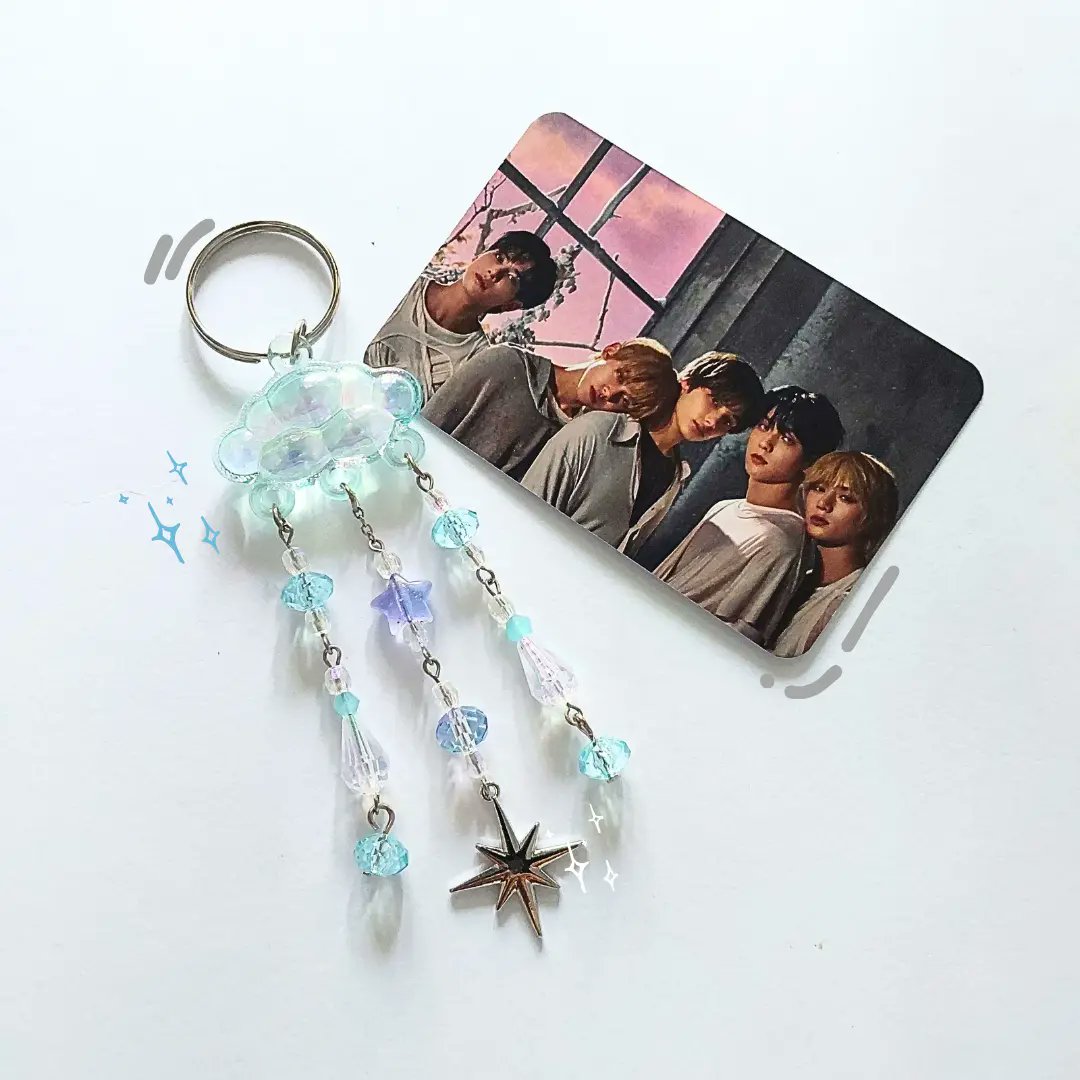 poppinstars_std's tweet photo. [like &amp; repost really appreciated🫶🏻]
Charms TXT Sanctuary Inspired 🤍🪽✨️
1. Mini Deco Suncatcher ☁️✨️
2. Strap Bagcharm (Free Mika Cantolan Phone Strap) 🪽

🛒🍊 https://t.co/6Idua4PPid
#txt #moa #tomorrow_x_together #투모로우바이투게더 #fanmerch #kpopfanmade #TXT_SANCTUARY https://t.co/DklFAJjzwe