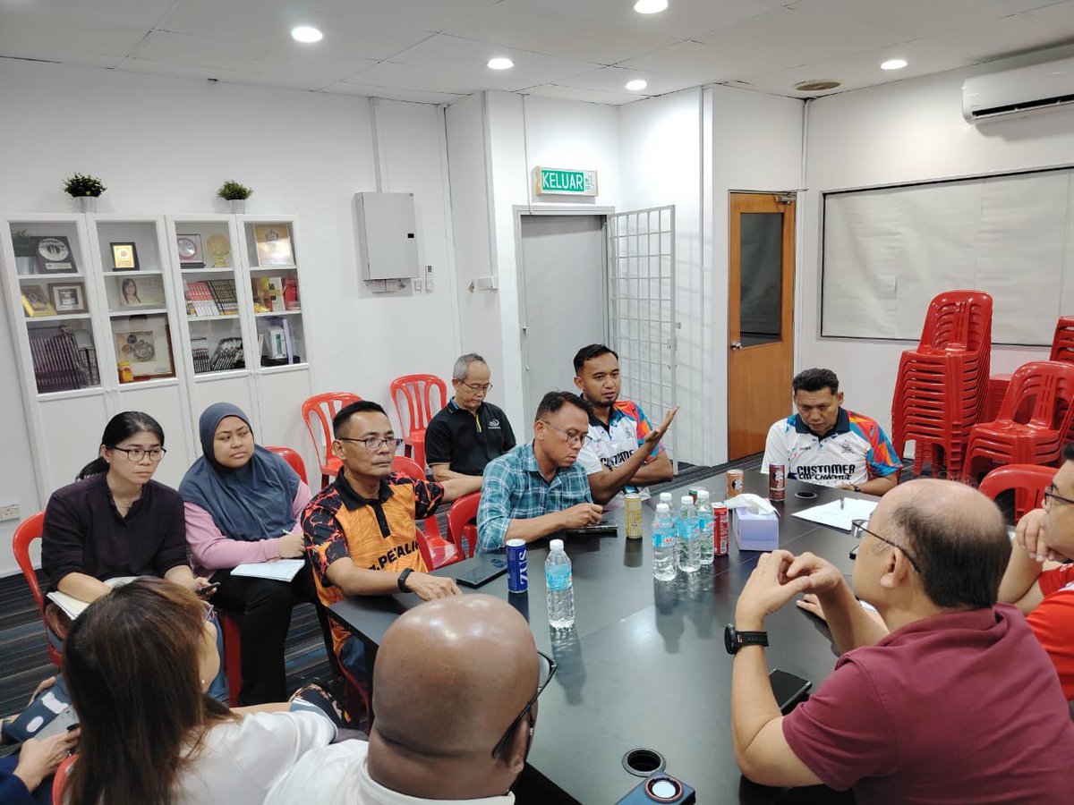 Semalam saya &amp; wakil MPP di Kws Parlimen Seputeh berjumpa dgn Air Selangor Petaling yang diketuai oleh Anwar Ahmadi &amp; pegawainya. 
 “chat group” diwujudkan di antara Air Selangor dgn wakil MPP &amp; staf saya. 
Diharap jalinan lebih rapat diwujudkan