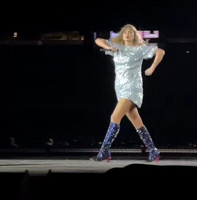 taylornation13's tweet photo. Taylor currently: I feel 11 turkeys creeping up on me 😬🦃 #TorontoTSTheErasTour #TSTheErasTour https://t.co/cMoK5kmNkV