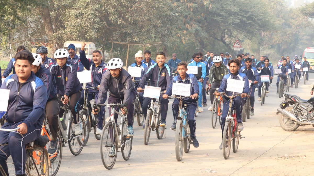 BSF_Punjab's tweet photo. 𝐁𝐒𝐅 𝐂𝐲𝐜𝐥𝐞 𝐑𝐚𝐥𝐥𝐲 𝐀𝐠𝐚𝐢𝐧𝐬𝐭 𝐃𝐫𝐮𝐠 𝐀𝐛𝐮𝐬𝐞 𝐅𝐥𝐚𝐠𝐠𝐞𝐝 𝐎𝐟𝐟 𝐟𝐫𝐨𝐦 𝐉𝐂𝐏 𝐒𝐚𝐝𝐪𝐢 𝐀𝐦𝐢𝐝 𝐆𝐫𝐞𝐚𝐭 𝐄𝐧𝐭𝐡𝐮𝐬𝐢𝐚𝐬𝐦. 

The @BSF_Punjab has organised a cycle rally from JCP Sadqi to JCP Attari to commemorate the BSF Raising Day celebrations from November 23–30, 2024. The rally was flagged off by Sh. Vijay Kumar, DIG, BSF SHQ Abohar, in the presence of BSF officers, personnel, civil officials, media and enthusiastic students and members of the local community.

The cycle rally will traverse the border districts of Fazilka, Firozpur, Gurdaspur, and Amritsar, covering a distance of 491 km and key landmarks such as JCP Hussainiwala and the Kartarpur Corridor. It will culminate at JCP Attari on the eve of BSF Raising Day, December 1, 2024.

The rally seeks to spread awareness about drug abuse especially among the youth. Displays of weapons and motivational placards along the route, aim to encourage young people to join the force and build a stronger, drug-free society.

The rally underscores the #BSF's proactive role in safeguarding the nation, not only by protecting its borders but also by promoting a drug-free society as part of its commitment to community well-being.

#BSFRaisingDay
#BSFEmpoweringYouth
#SayNoToDrugs
#BSFAgainstDrugs

@BSF_India @HMOIndia @PMOIndia @DGPPunjabPolice @PIBHomeAffairs @ANI @narcoticsbureau @MIB_India @FinMinIndia @timesofindia @the_hindu @IndianExpress @punjabkesari