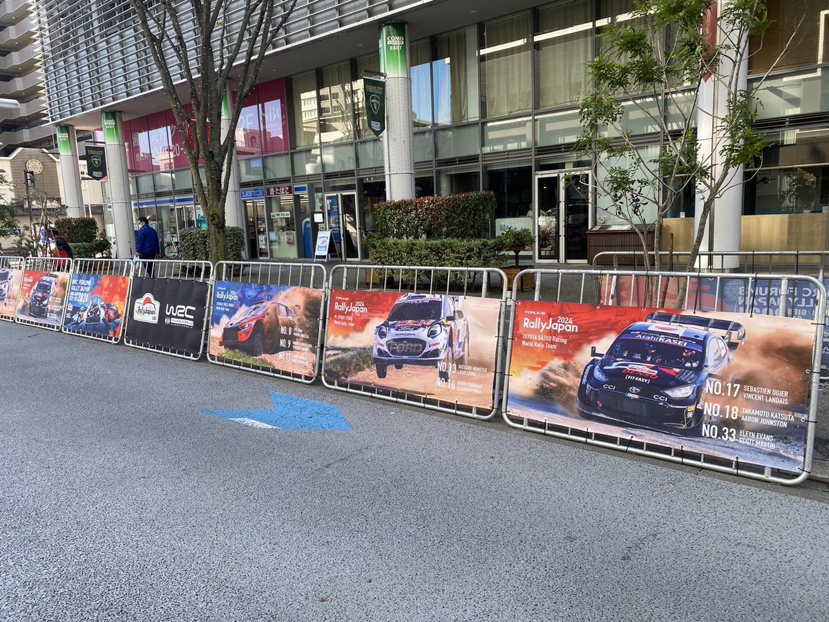 豊田市駅前に掲げられている横断幕を豊田市駅前で予約販売してます