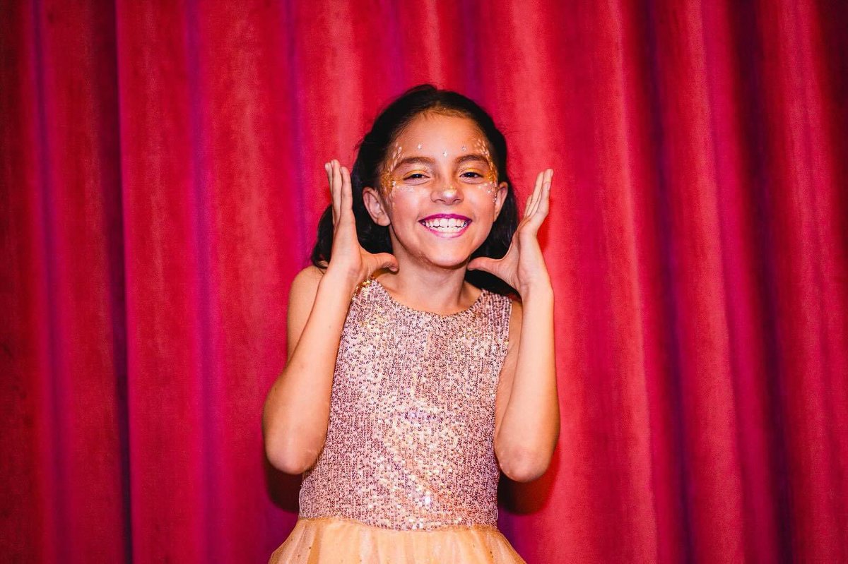 Hace 20 años, en un pasillo de hospital, mi vida cambió para siempre. Perdí a mi madre y decidí dedicar mi vida a mejorar la calidad de vida de los niños con cáncer.

Hoy, nuestro programa "Artes Escénicas" de la Fundación <a href="/JuntosSomosVida/">Fundación Cecilia Rivadeneira</a> ha brindado a cientos de niños y