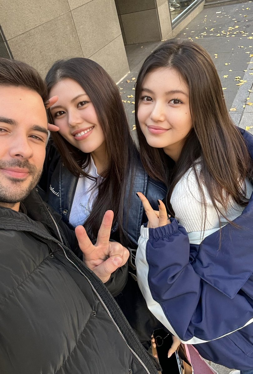 AlawnMusic's tweet photo. Fun times with Danielle and Olivia in Seoul yesterday ☕️ https://t.co/4DNbIJHbx2