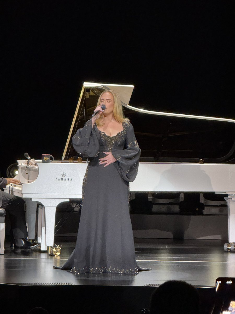 loveisagame_'s tweet photo. Adele this night in his last "weekends with adele" ✨ https://t.co/68rsZcgSHi