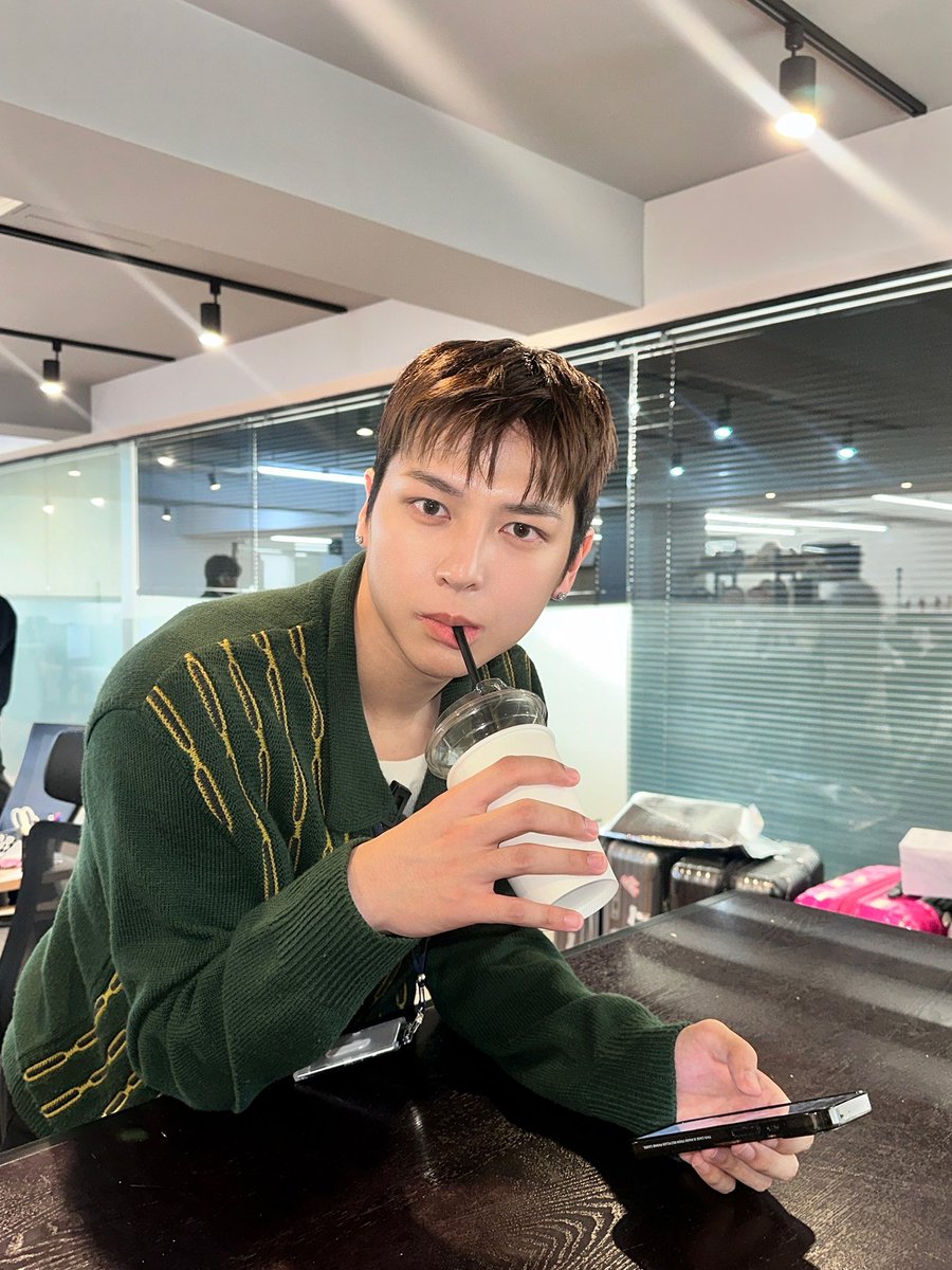 NOMAD_is_here's tweet photo. [#원]
노빠꾸_직장매드_웃음보장

#NOMAD #노매드 
#ONE #원 https://t.co/G4GUlWQkKL
