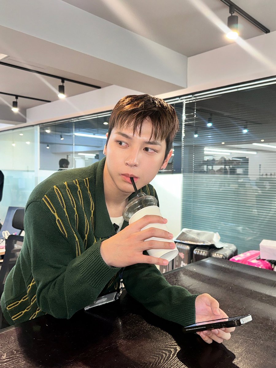 NOMAD_is_here's tweet photo. [#원]
노빠꾸_직장매드_웃음보장

#NOMAD #노매드 
#ONE #원 https://t.co/G4GUlWQkKL